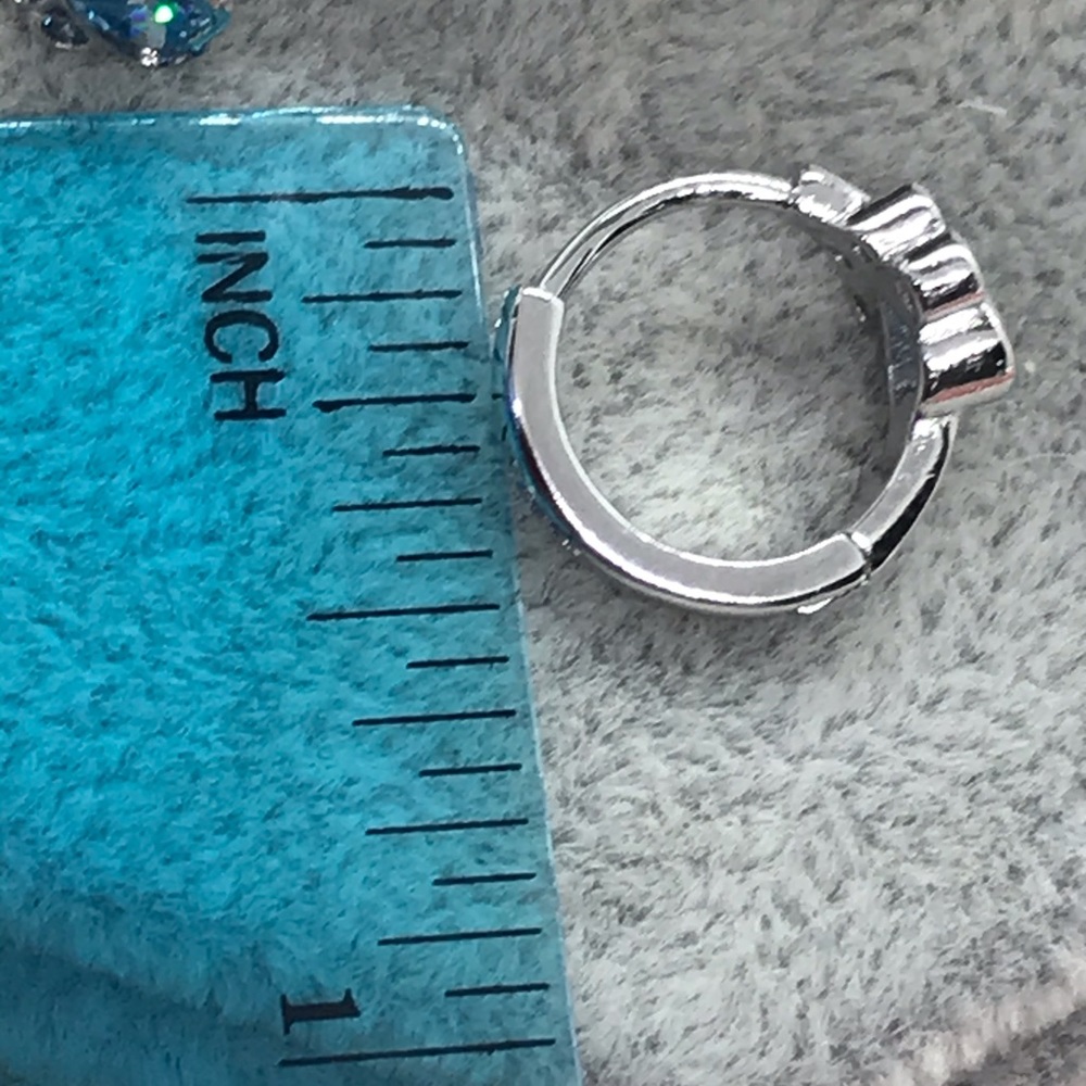 🌟 Sterling Silver Paw 🐾 Huggie Hoop Earrings - Picture 4 of 4